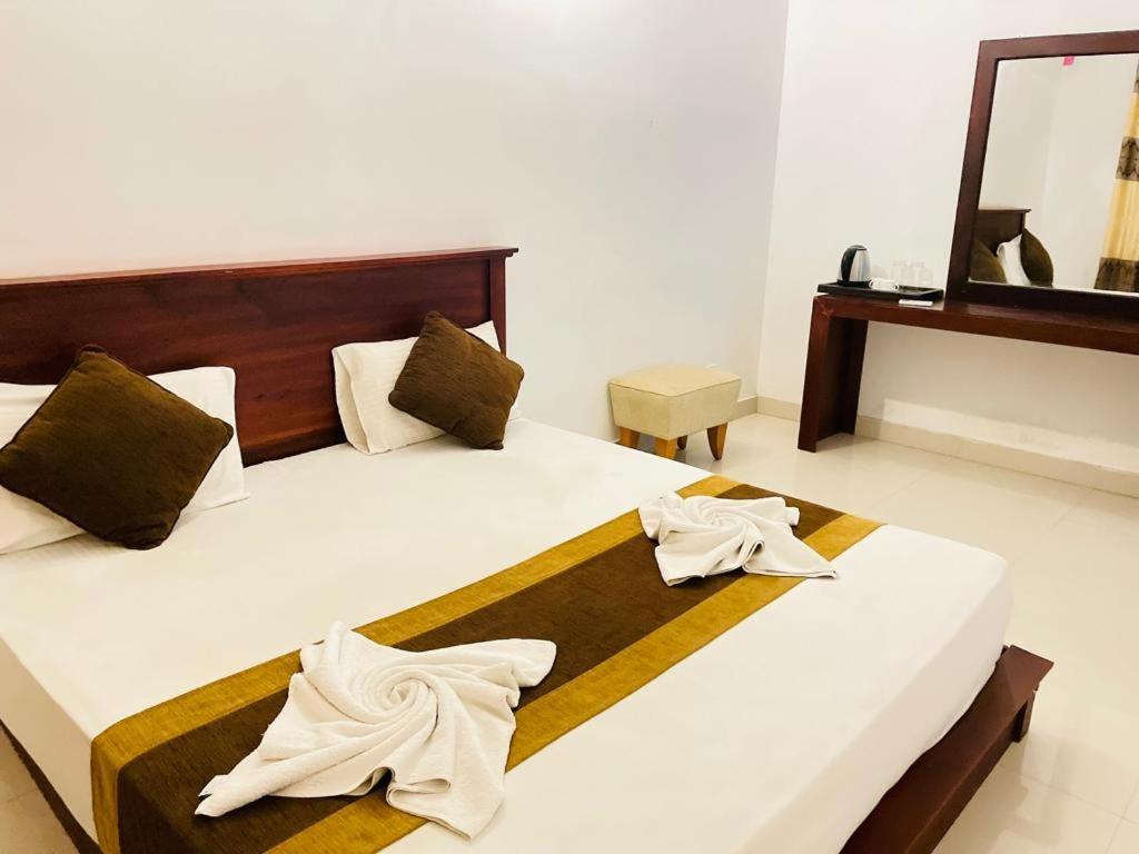 Aradhana Airport Transit Hotel Katunayake Exterior photo
