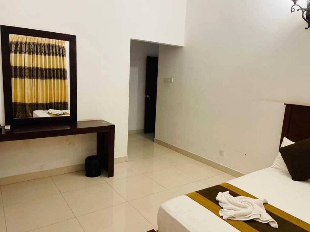 Aradhana Airport Transit Hotel Katunayake Exterior photo