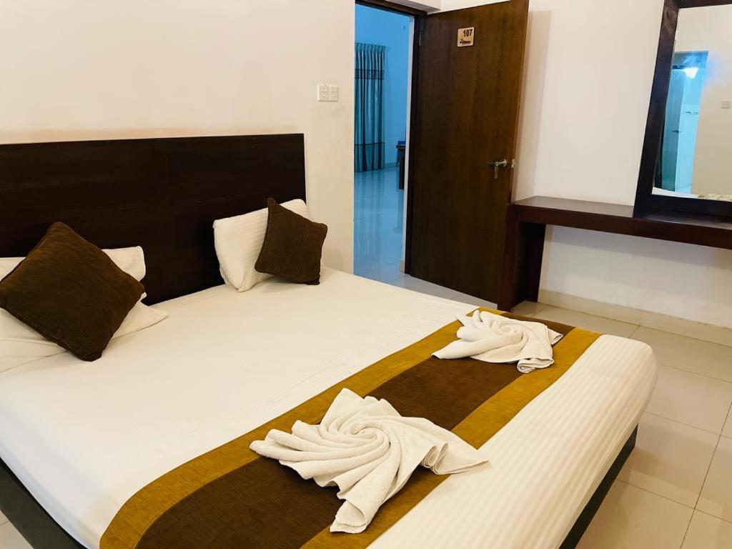 Aradhana Airport Transit Hotel Katunayake Exterior photo